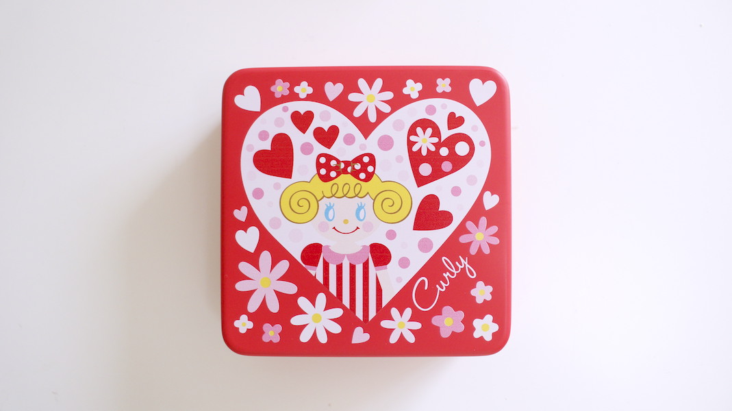 【2/6(金)発送/受注生産商品】Curlyのバレンタインクッキー缶☆いちごちゃんx ハート／レッド