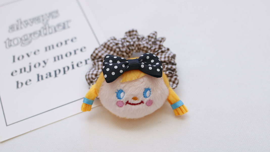 マスコット付きシュシュ☆ピピ x ブラウンチェック