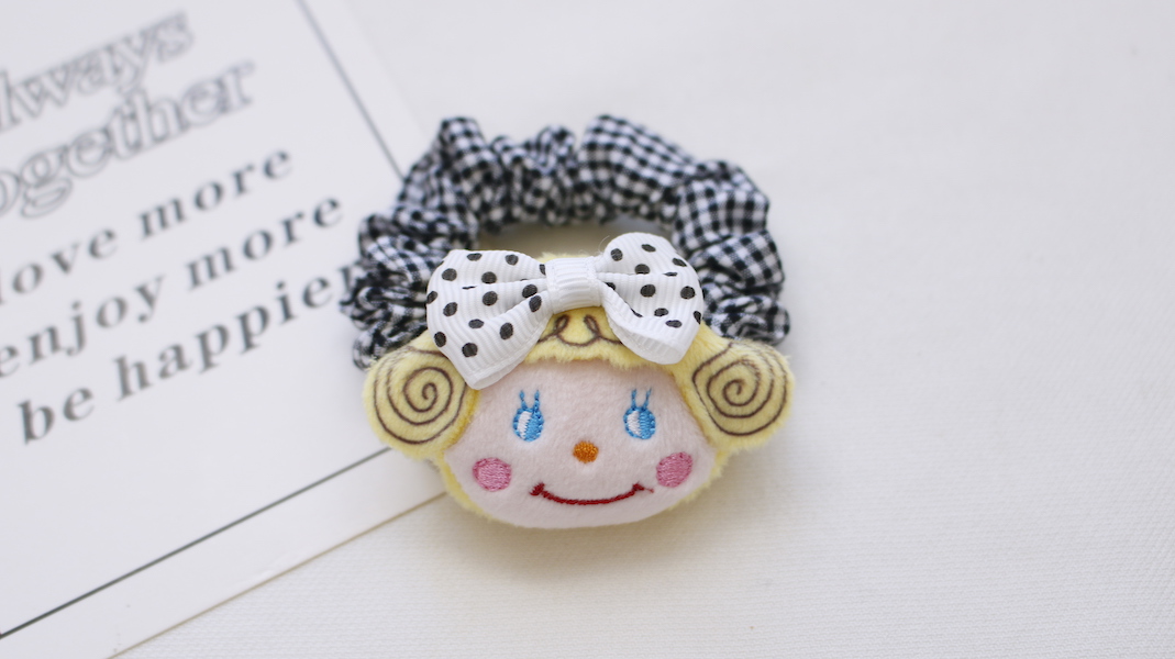 マスコット付きシュシュ☆いちごちゃん x ブラックチェック