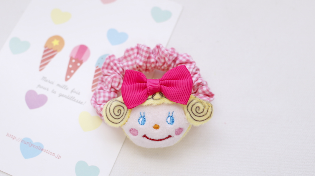 マスコット付きシュシュ☆いちごちゃん x ピンクチェック