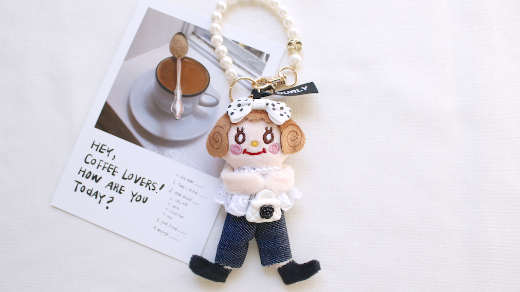 マスコットチャーム☆いちごちゃん(ブラウン) x デニムパンツ