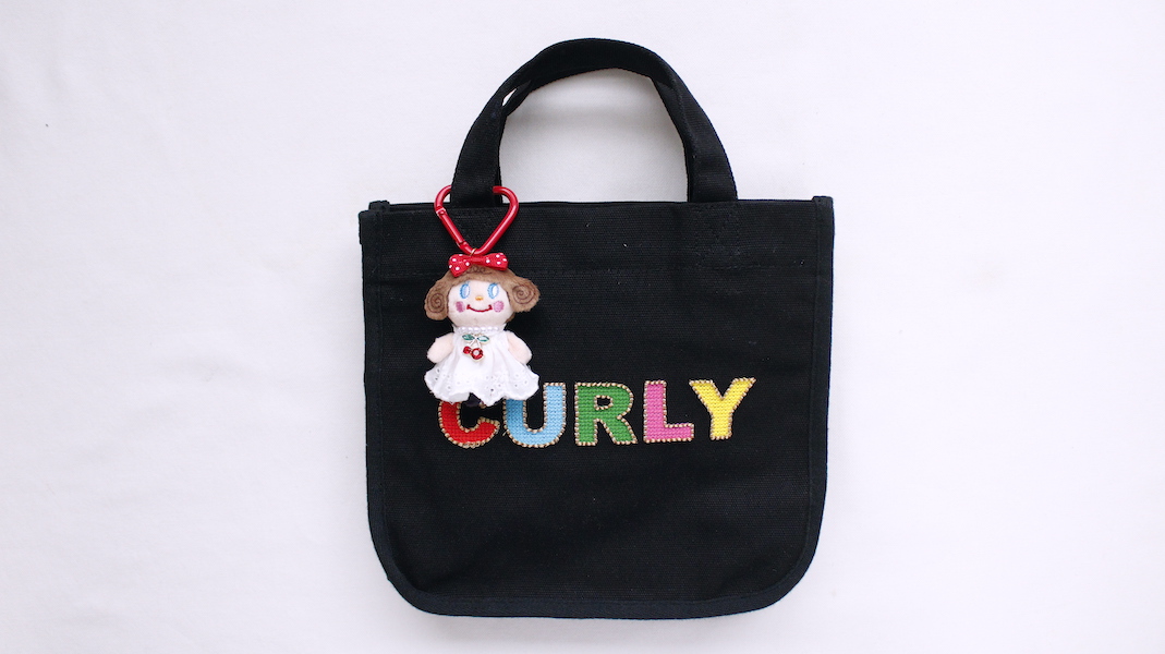 ミニマスコット付き刺繍ロゴ入りバッグ☆いちごちゃん