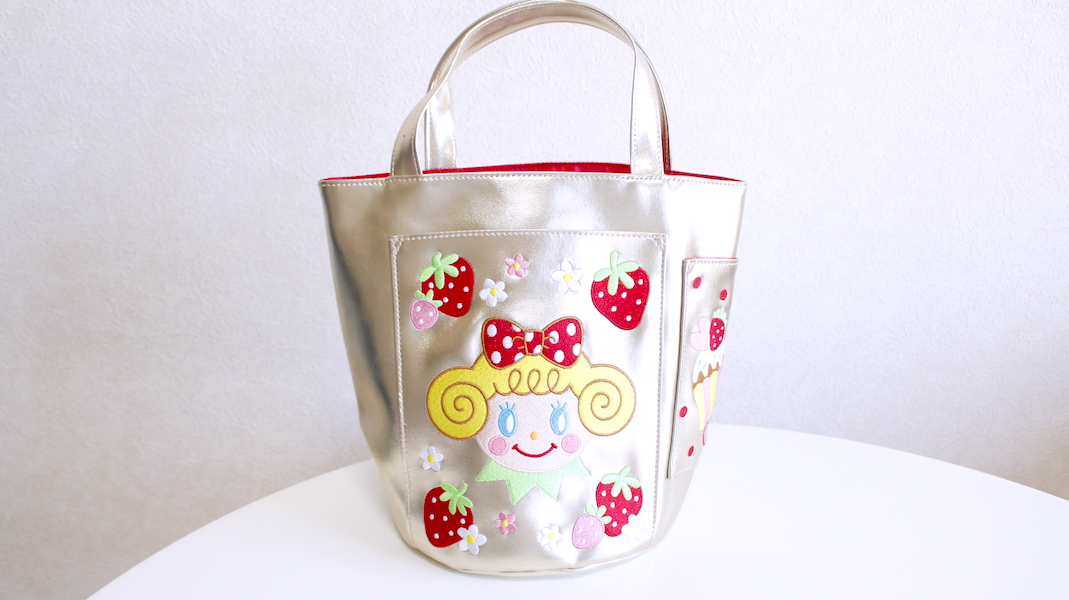 刺繍ポケット付き合皮トートバッグ☆いちごちゃん/ゴールド