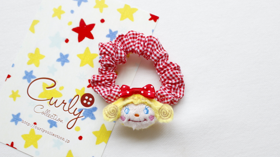 マスコット付きシュシュ☆いちごちゃん(リボン:レッド) x レッド