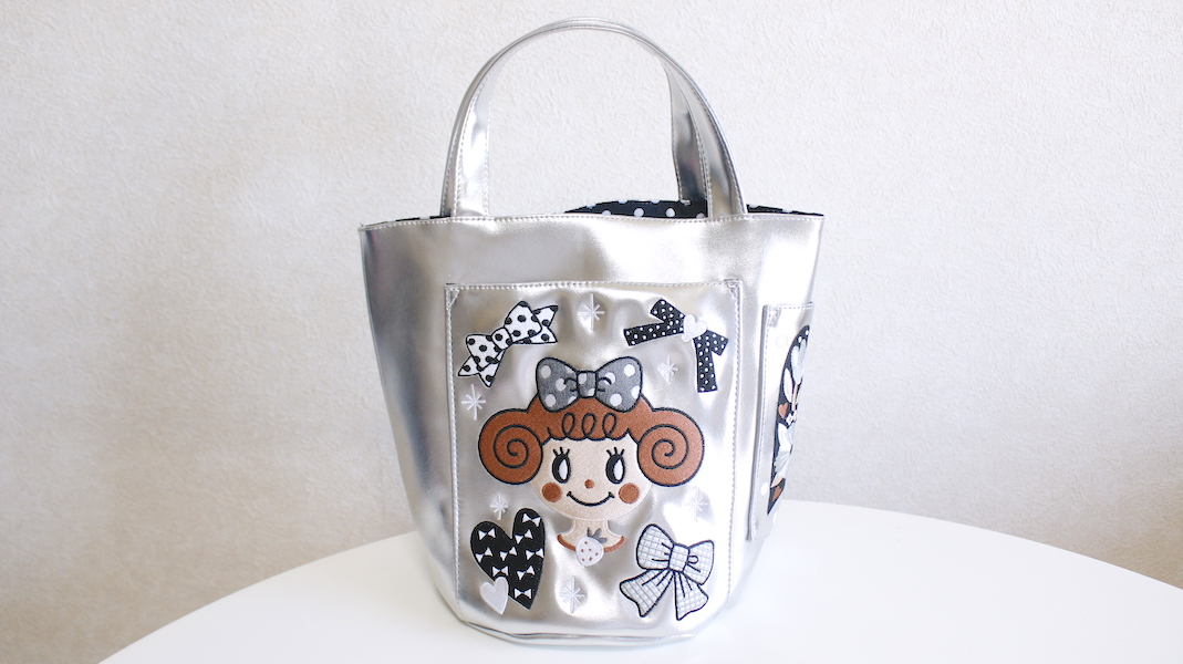 刺繍ポケット付き合皮トートバッグ☆いちごちゃん(モノトーンリボン)シルバー
