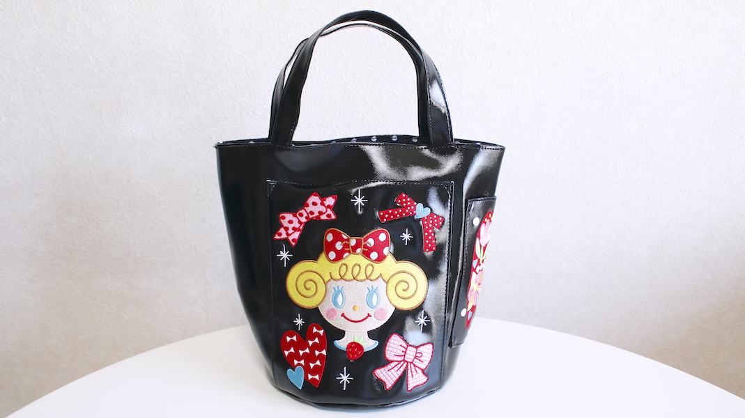 刺繍ポケット付き合皮トートバッグ☆いちごちゃん(カラフルリボン)/ブラック