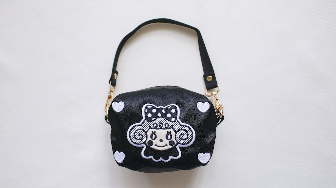 Black and White☆ハンドル付きBOX型刺繍ポーチ☆いちごちゃん(モノクロ)
