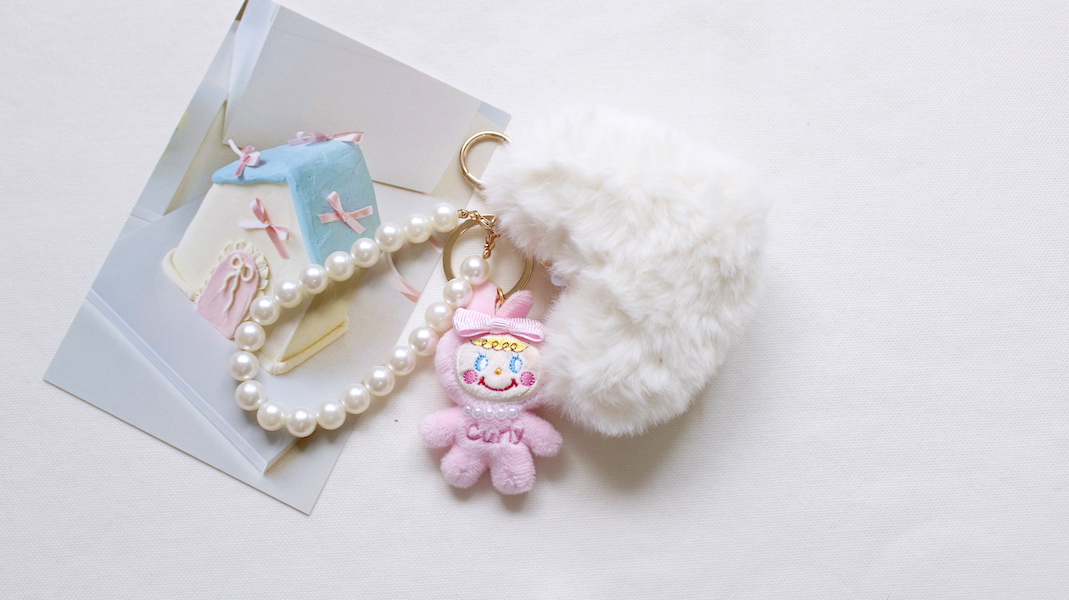 いちごパフェ☆様✨ハンドメイドチャームリボン　にこちゃん約8×5cm yu-beads-parts_a4051