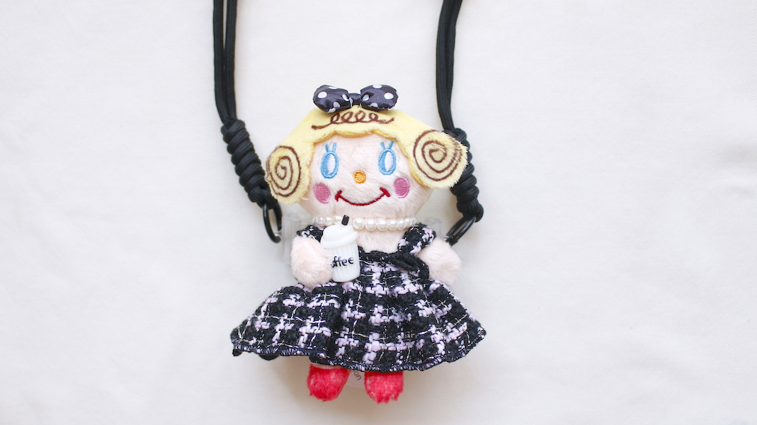 マスコット付きクリップスマホショルダー☆お座りいちごちゃん(ブラック)