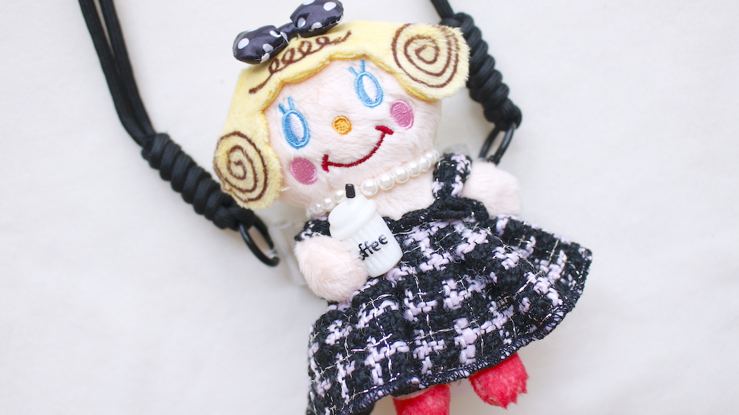 マスコット付きクリップスマホショルダー☆お座りいちごちゃん