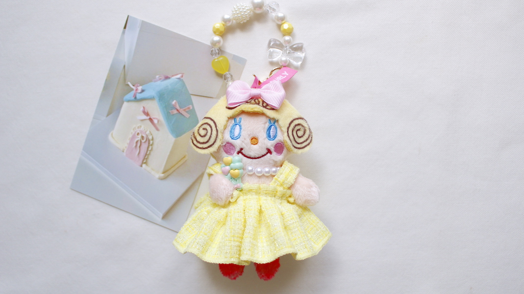 カーリーコレクションチャーム　いちごちゃん お座りいちごちゃんチャーム☆イエロー - カーリーコレクション