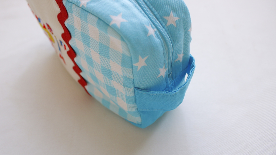 cancan☆フラットポーチ♥️イチゴ&爽やかな彼女D♥️ハンドメイド BOX型刺繍ポーチ(S)☆いちごちゃん(paris) x 水色 - カーリー