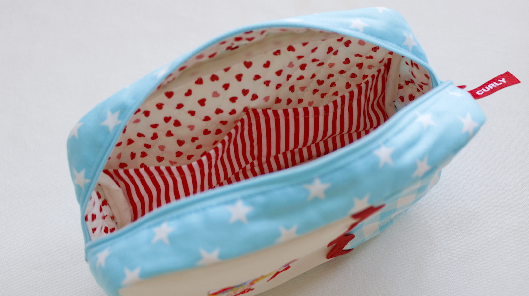 いちご♡ 水色メリーボンボンワイヤーポーチ♡ブローチ付き 1点 BOX型刺繍ポーチ(S)☆いちごちゃん(paris) x 水色 - カーリー