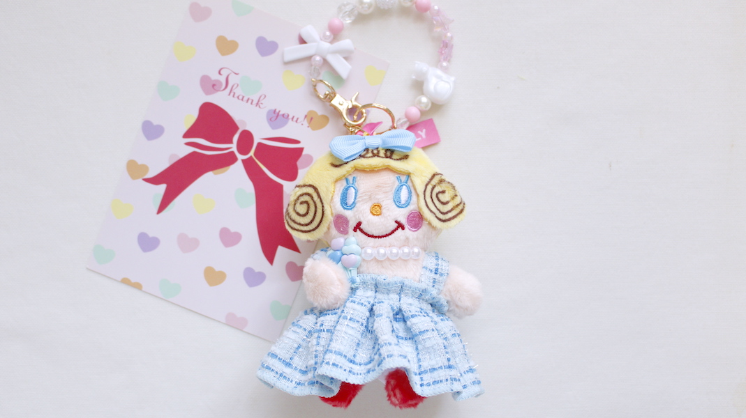 お座りいちごちゃんチャーム☆ブルーワンピ