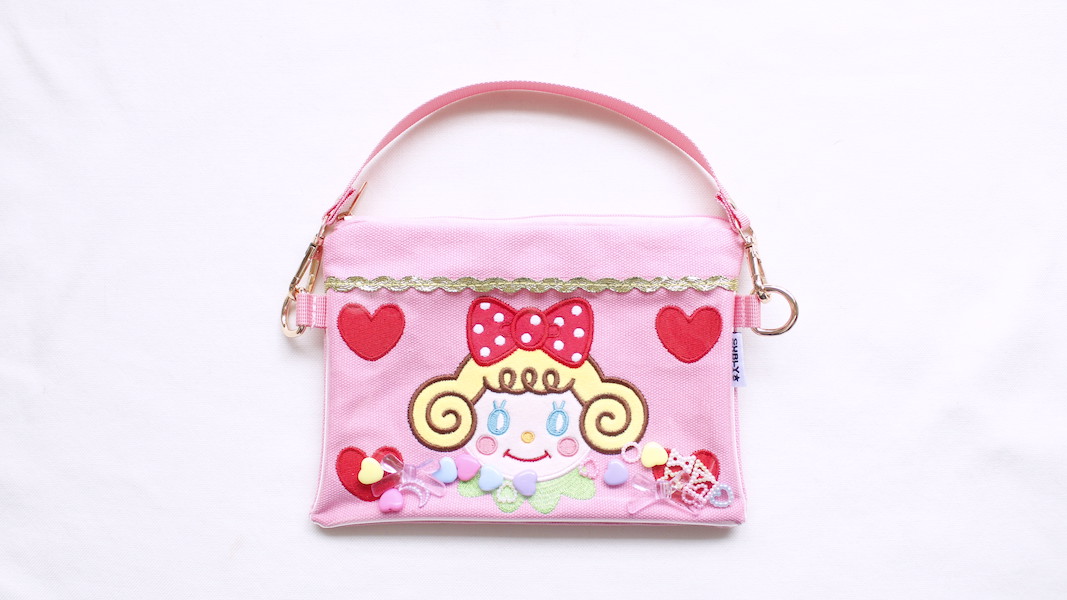 パーツ入りハンドル刺繍ポーチ☆いちごちゃん x ピンク