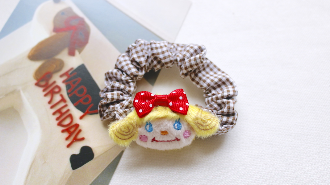 マスコット付きシュシュ☆いちごちゃん(リボン:レッド) x ブラウン