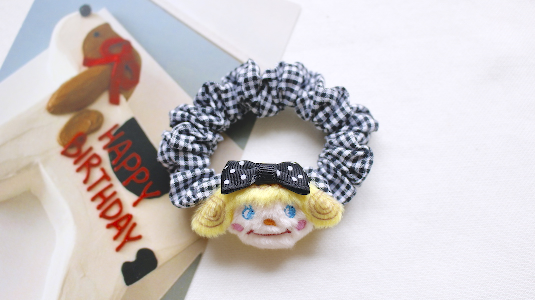 マスコット付きシュシュ☆いちごちゃん(リボン:ブラック) x ブラック