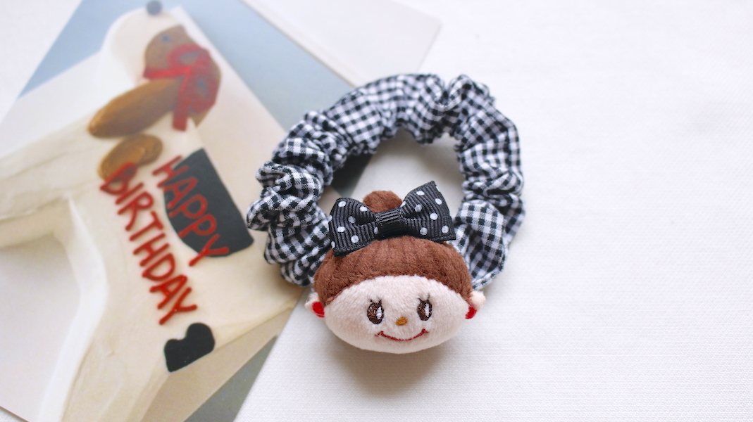 マスコット付きシュシュ☆エヴィ(リボン:ブラック) x ブラック