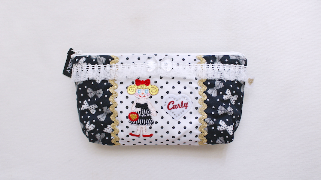 ワッペンコスメポーチ☆いちごちゃん(ワンピ：ブラック)＆カーリーハート/リボン