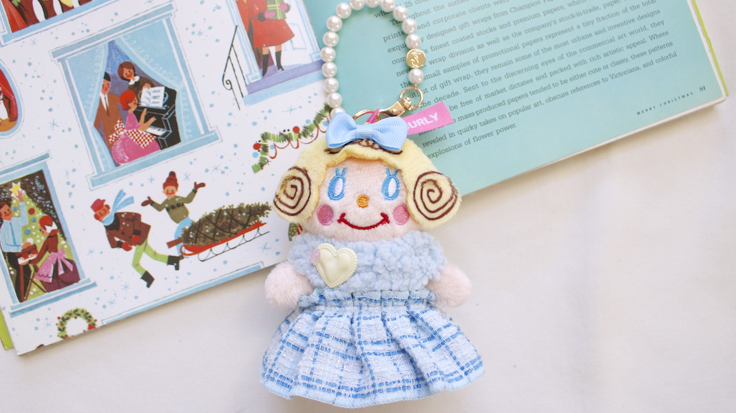 お座りいちごちゃんチャーム☆もこもこマフラー x ブルー