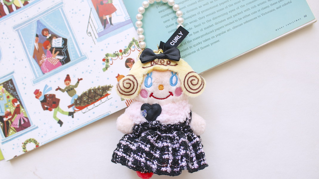 お座りいちごちゃんチャーム☆もこもこマフラー x ブラック