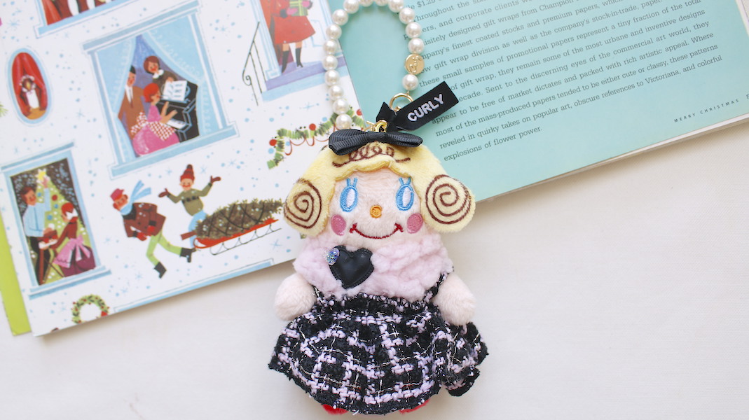 お座りいちごちゃんチャーム☆もこもこマフラー x ブラック