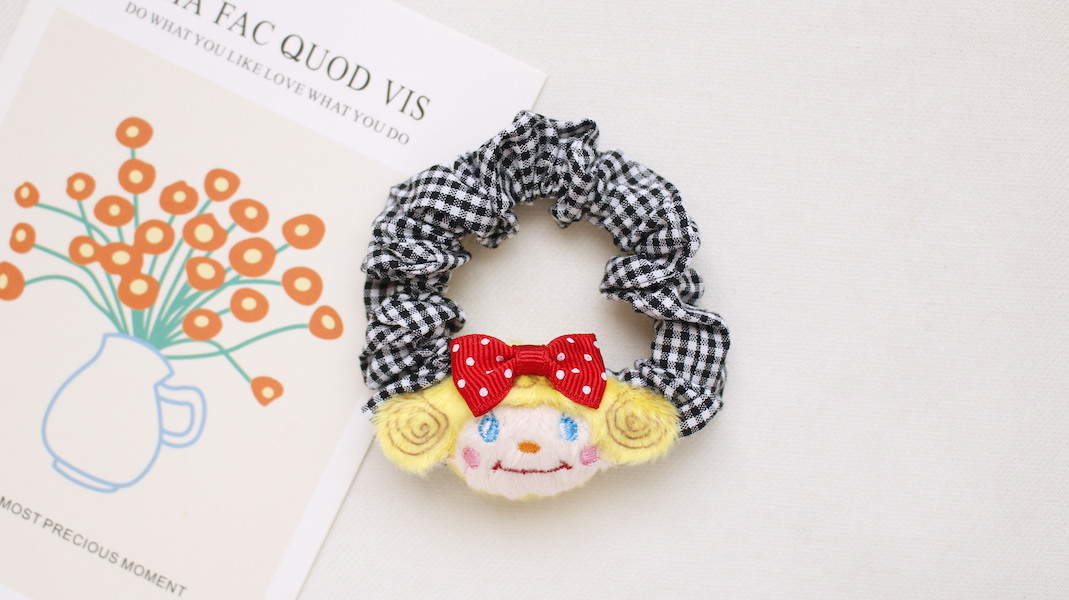 マスコット付きシュシュ☆いちごちゃん(リボン:レッド) x ブラック