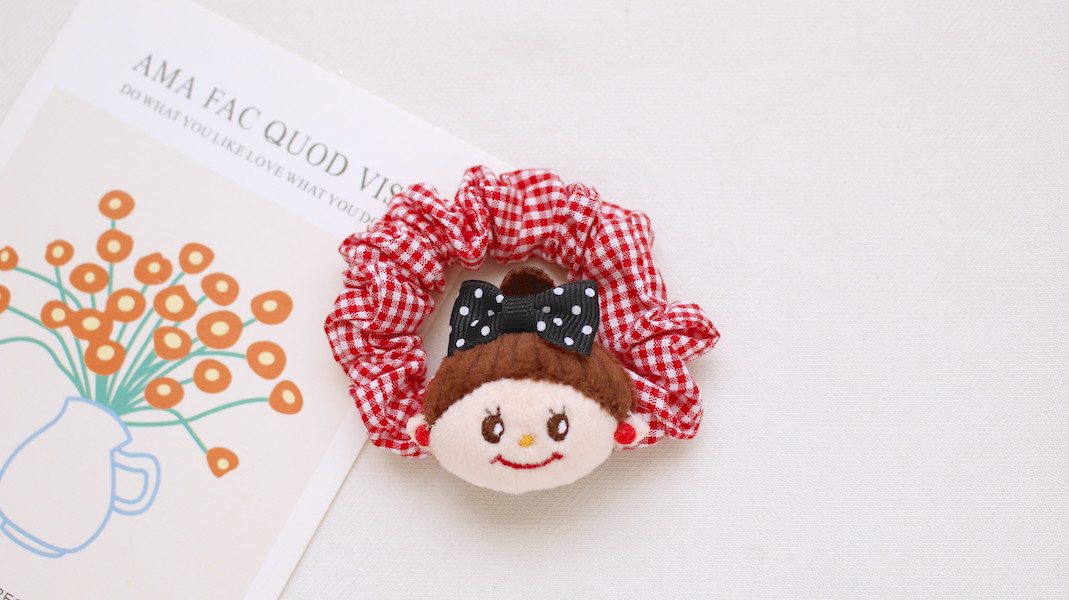 マスコット付きシュシュ☆エヴィ(リボン:ブラック) x レッド