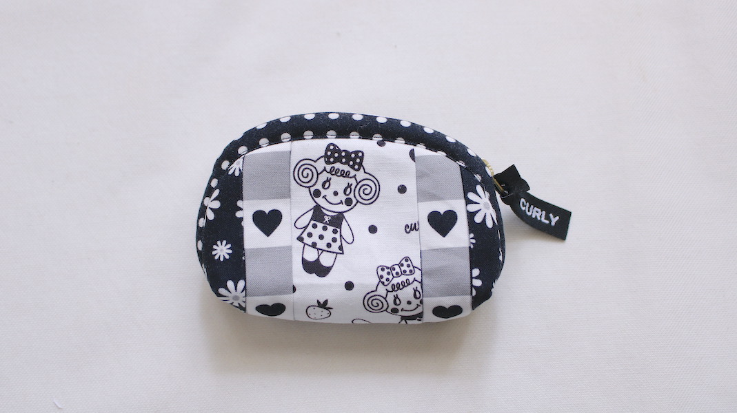 パッチワークラウンドミニポーチ☆いちごちゃん(モノクロ)