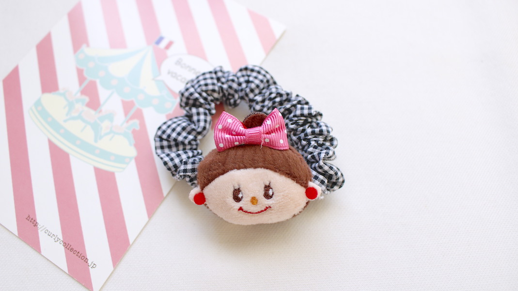 マスコット付きシュシュ☆エヴィ(リボン:ピンク) x ブラック