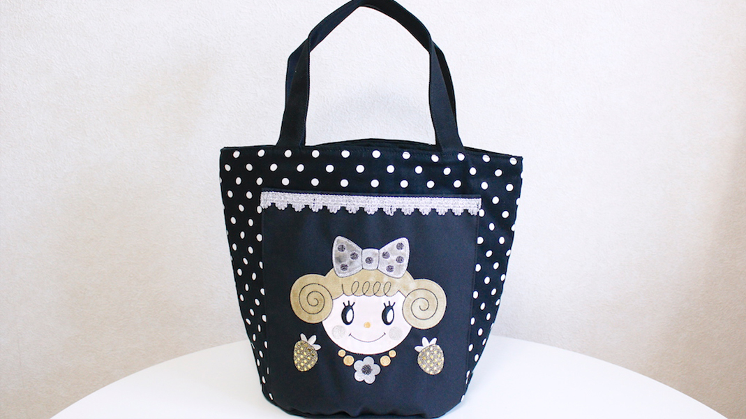 ポケット付き刺繍バケツトートバッグ☆いちごちゃん(モノトーン) x プチドット